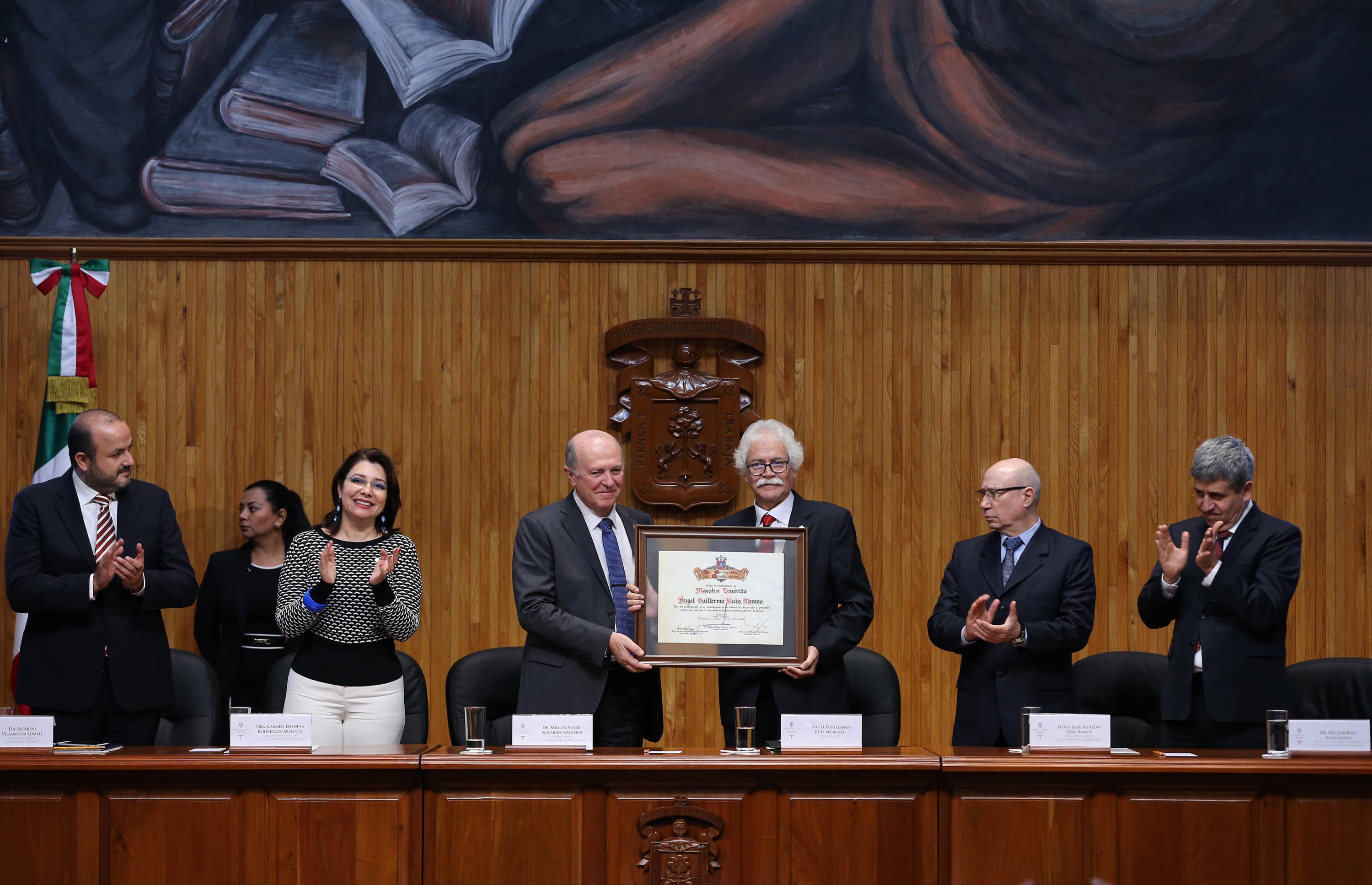Distinguen al jurista Ángel Guillermo Ruiz Moreno como Maestro Emérito de la UdeG