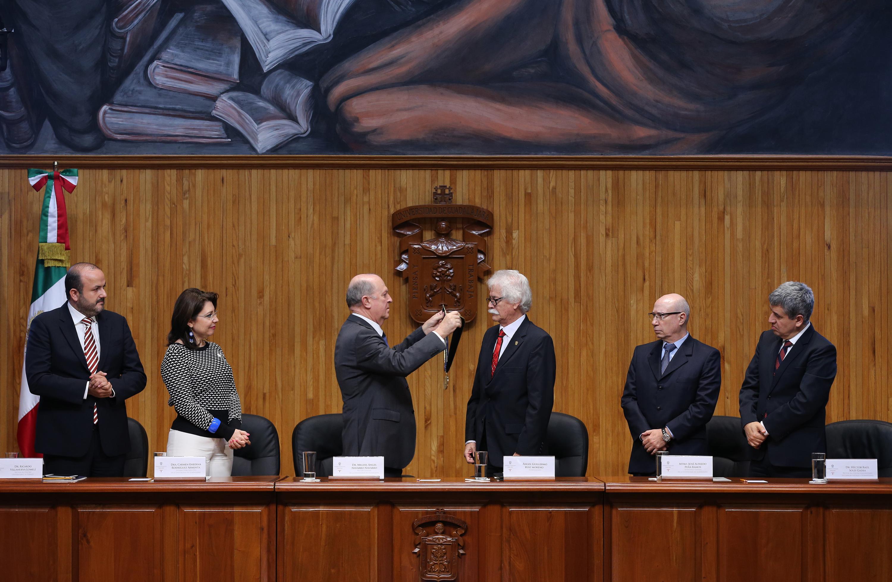 Distinguen al jurista Ángel Guillermo Ruiz Moreno como Maestro Emérito de la UdeG