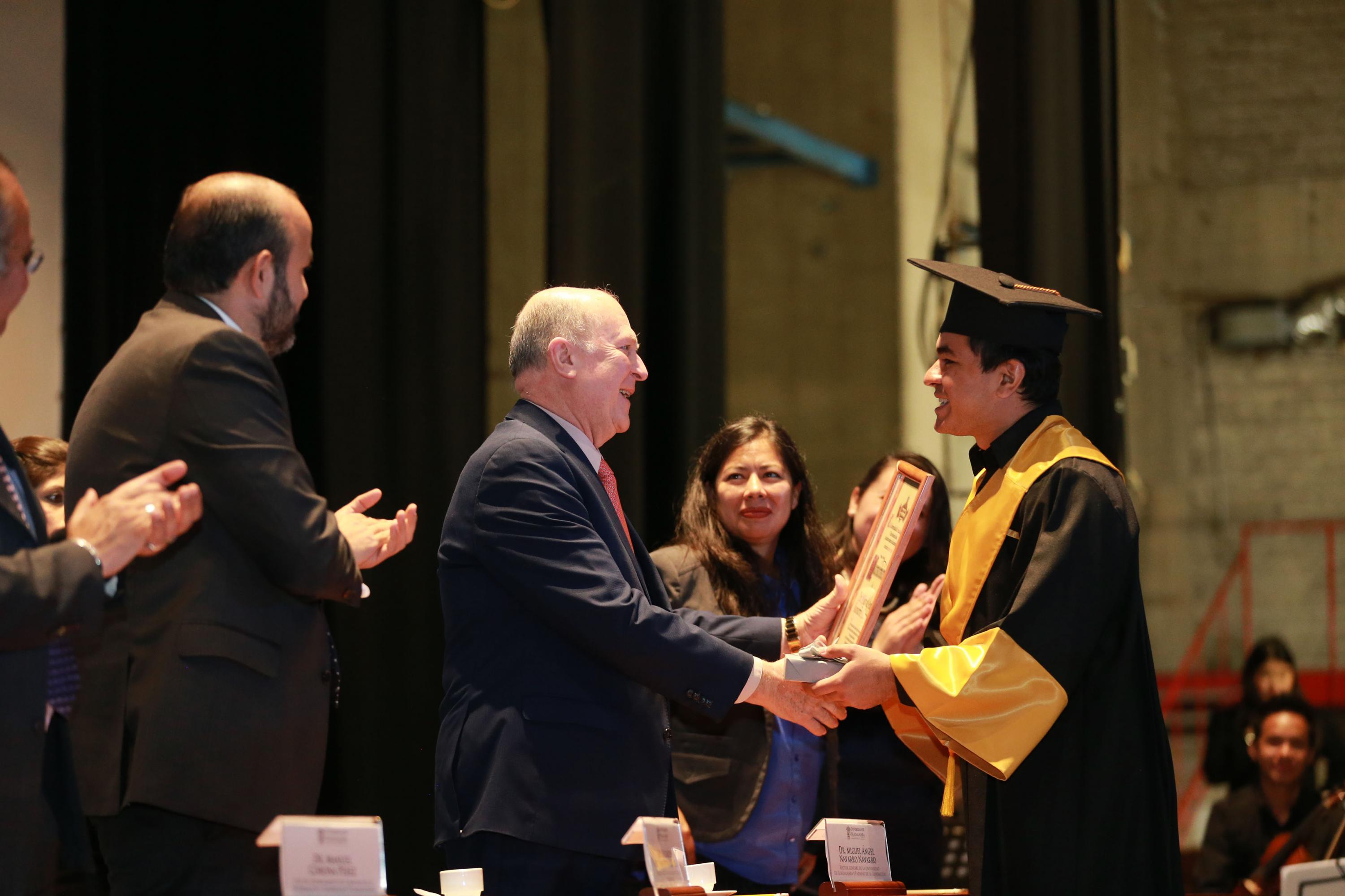 Apadrina Rector General a egresados de Ingeniería en Ciencias Computacionales del CUTonala