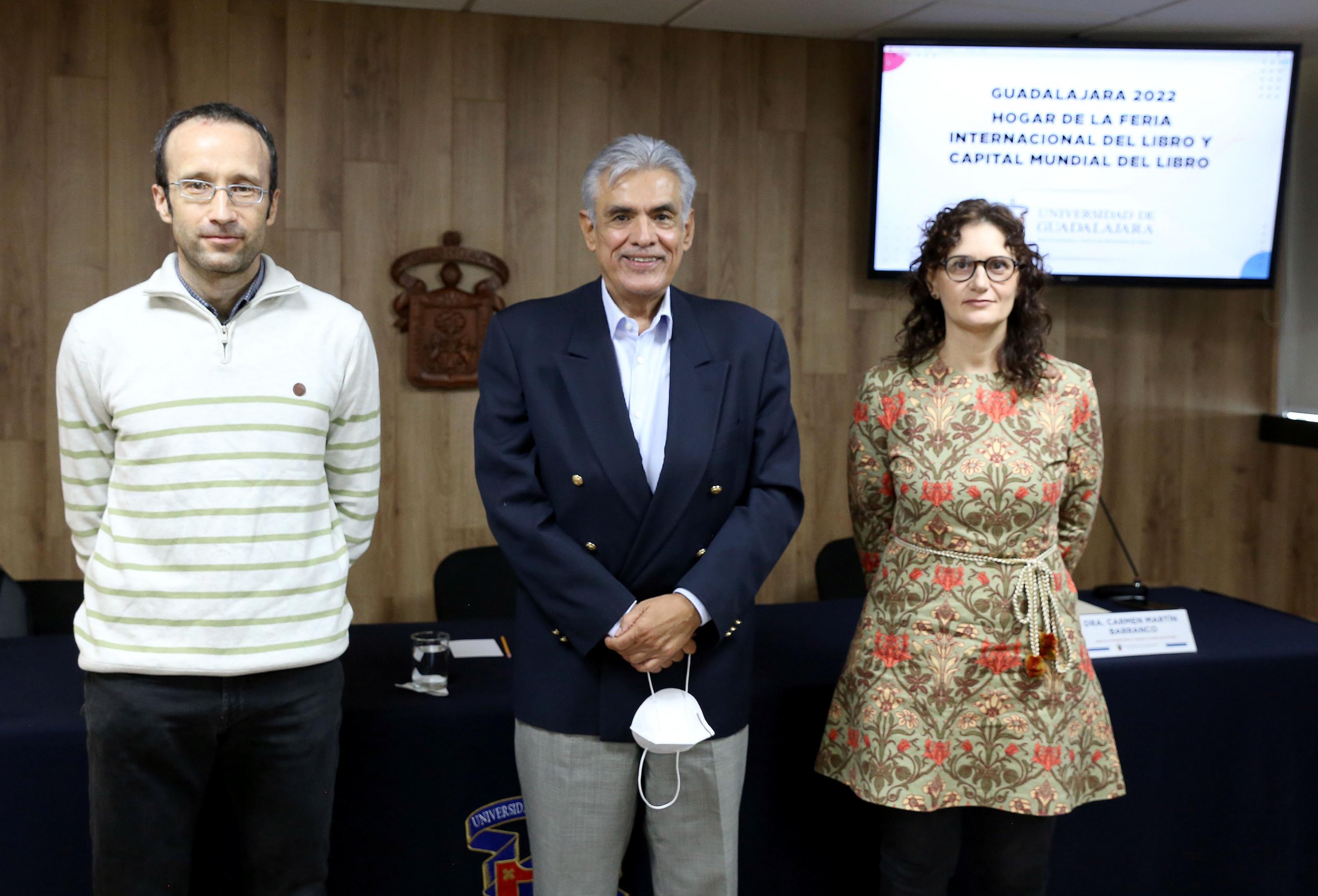 Investigadores participan en rueda de prensa 