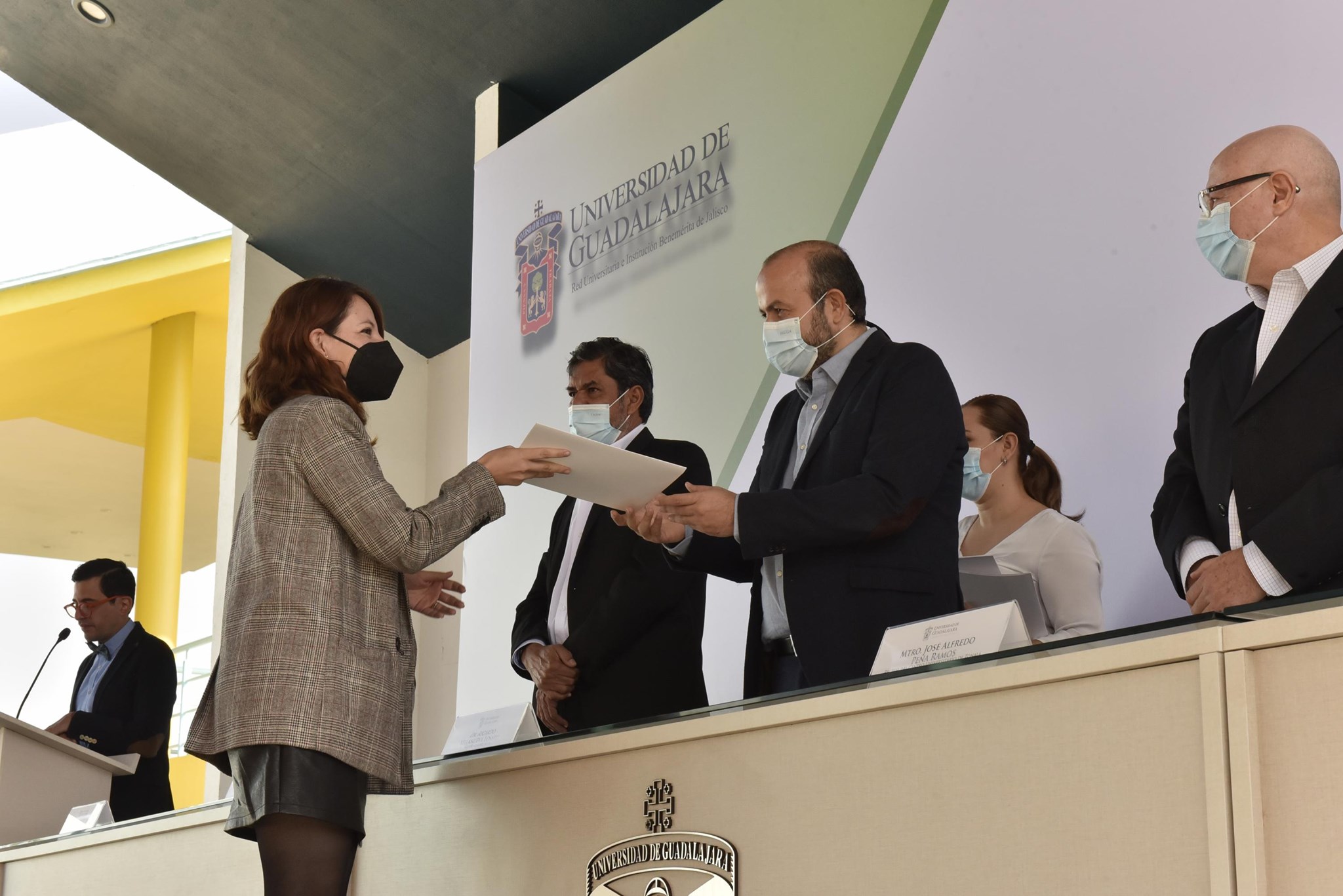 Otorgan contratos definitivos a 80 profesores de CUTonalá