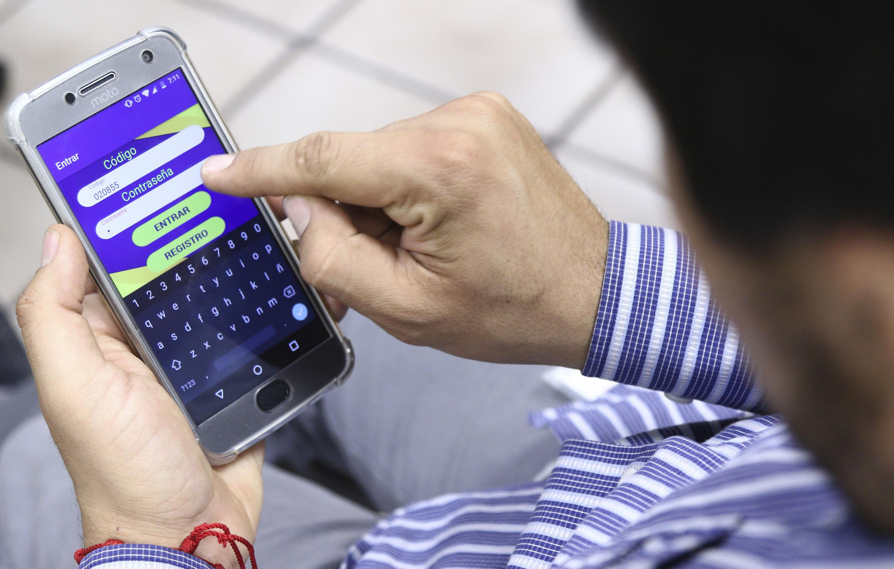 Imagen de celular con la aplicación de AutoCUT