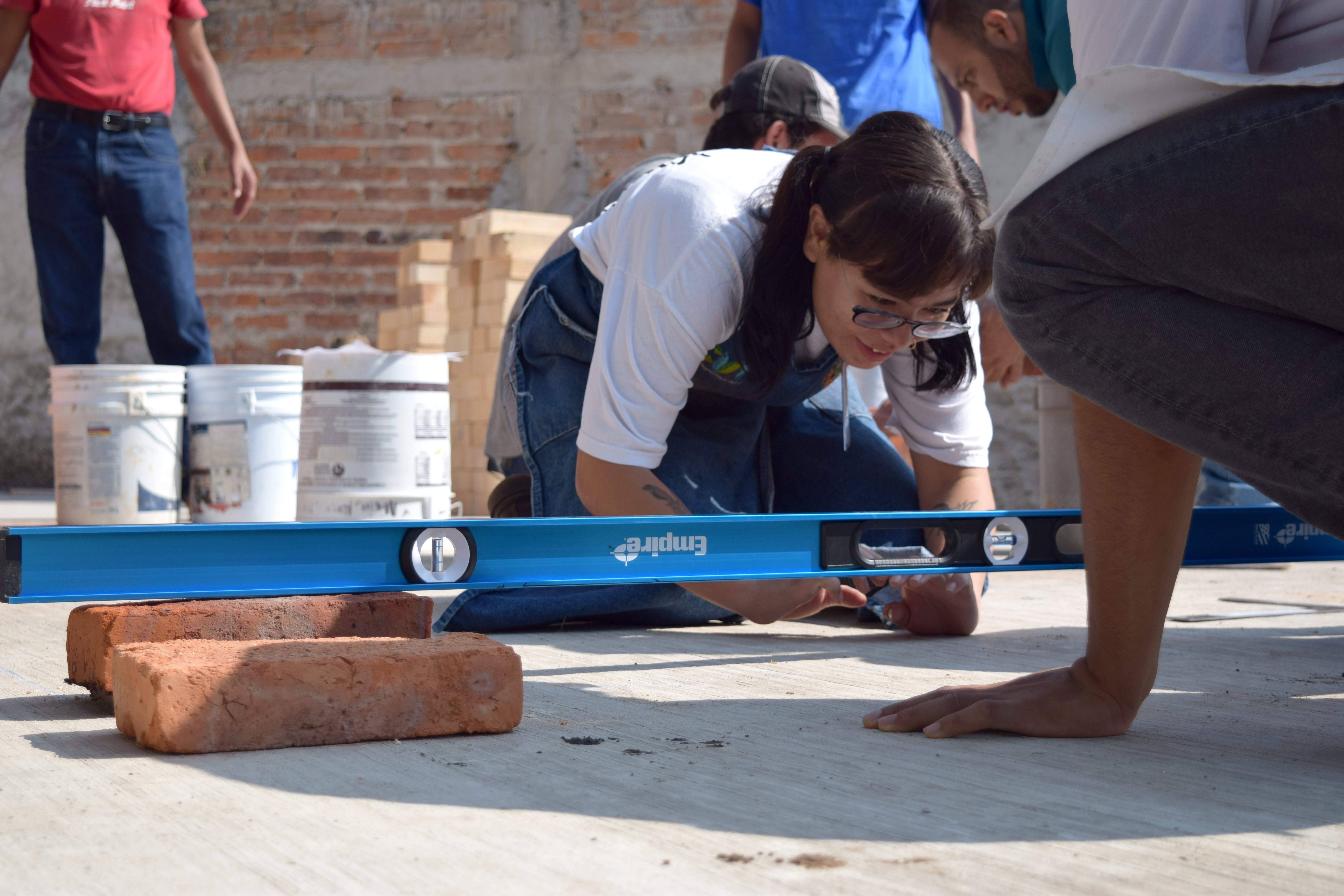 Construyen horno de leña sin humo en el Centro Universitario Tonalá.