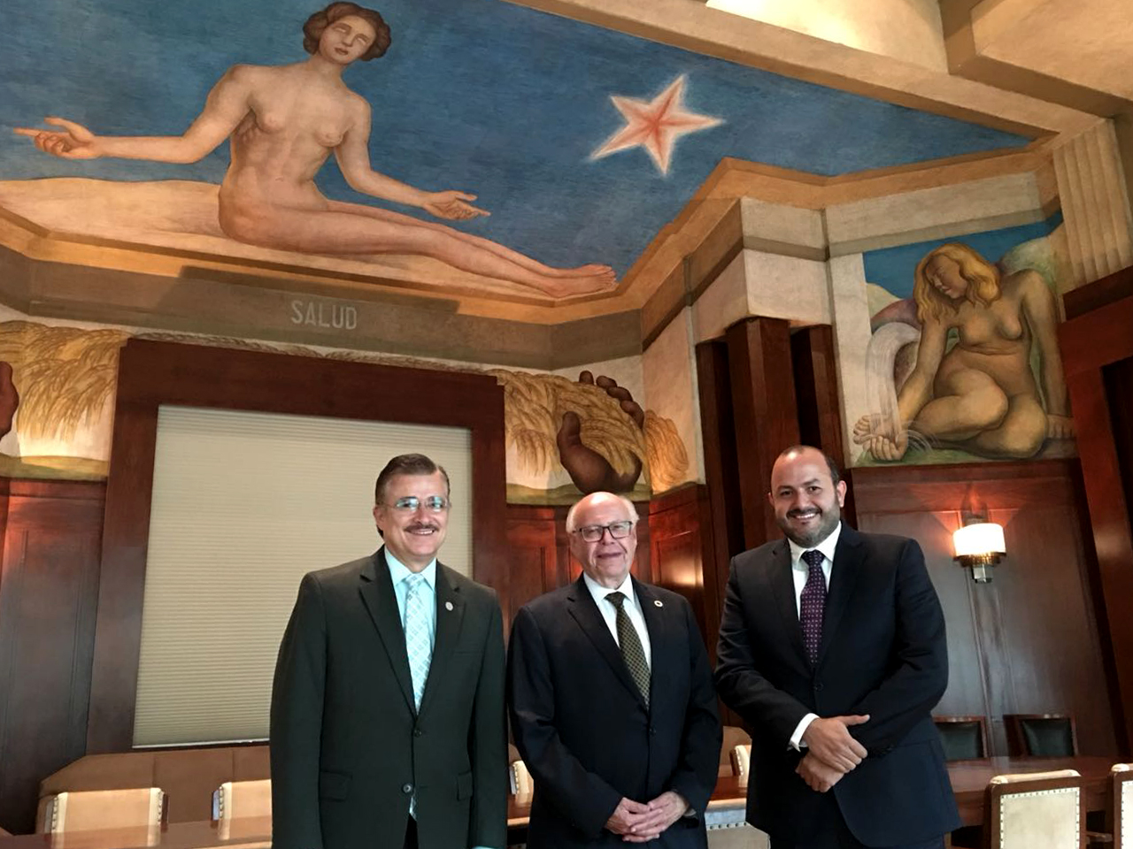 Fotografía del maestro Itzcóatl Tonatiuh Bravo Padilla, doctor Ricardo Villanueva Lomelí, y el doctor José Narro Robles 
