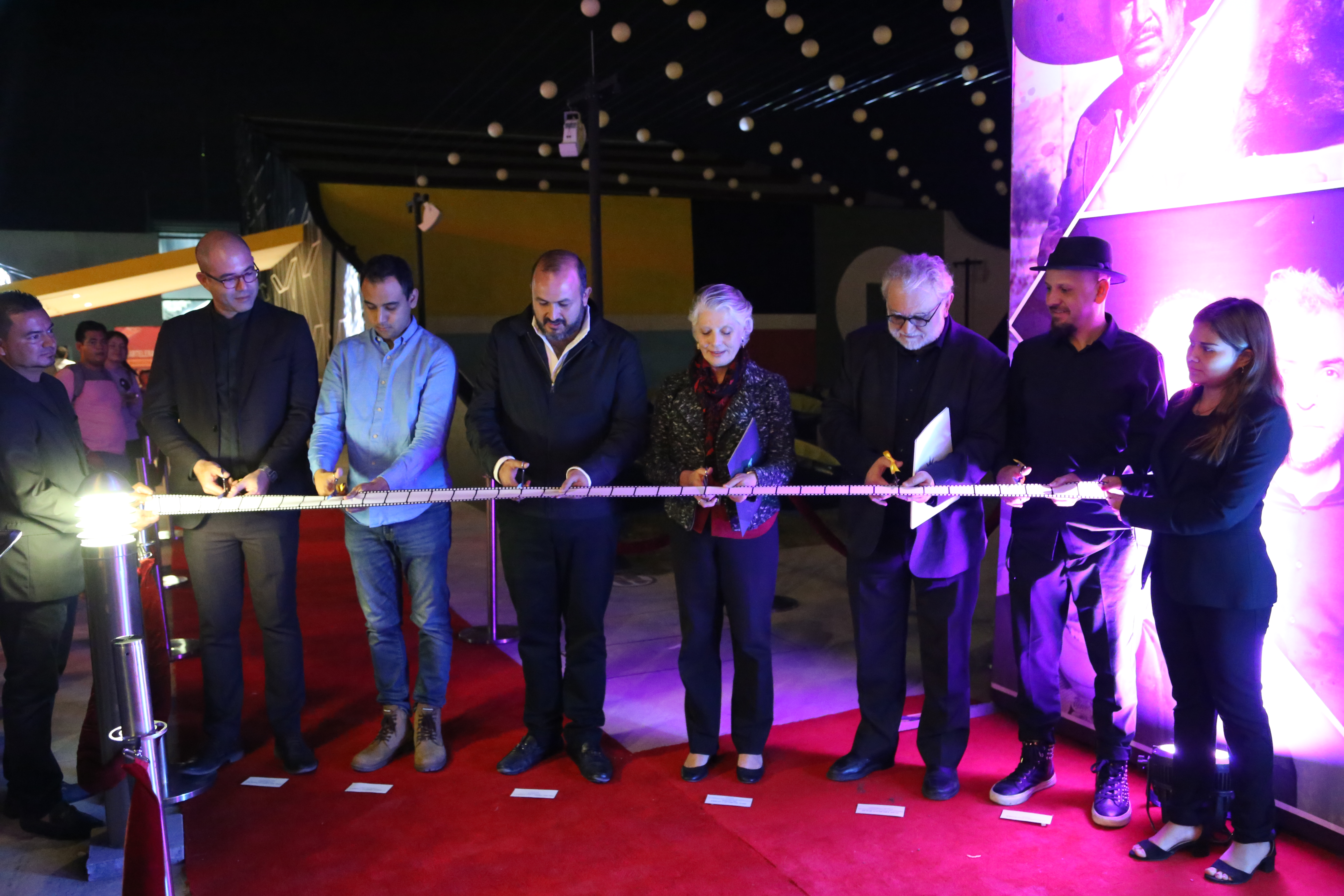 Con alfombra roja, el Centro Universitario de Tonalá inauguró la Sala de la Cineteca del Festival Internacional de Cine en Guadalajara – FICG y un cine al aire libre.