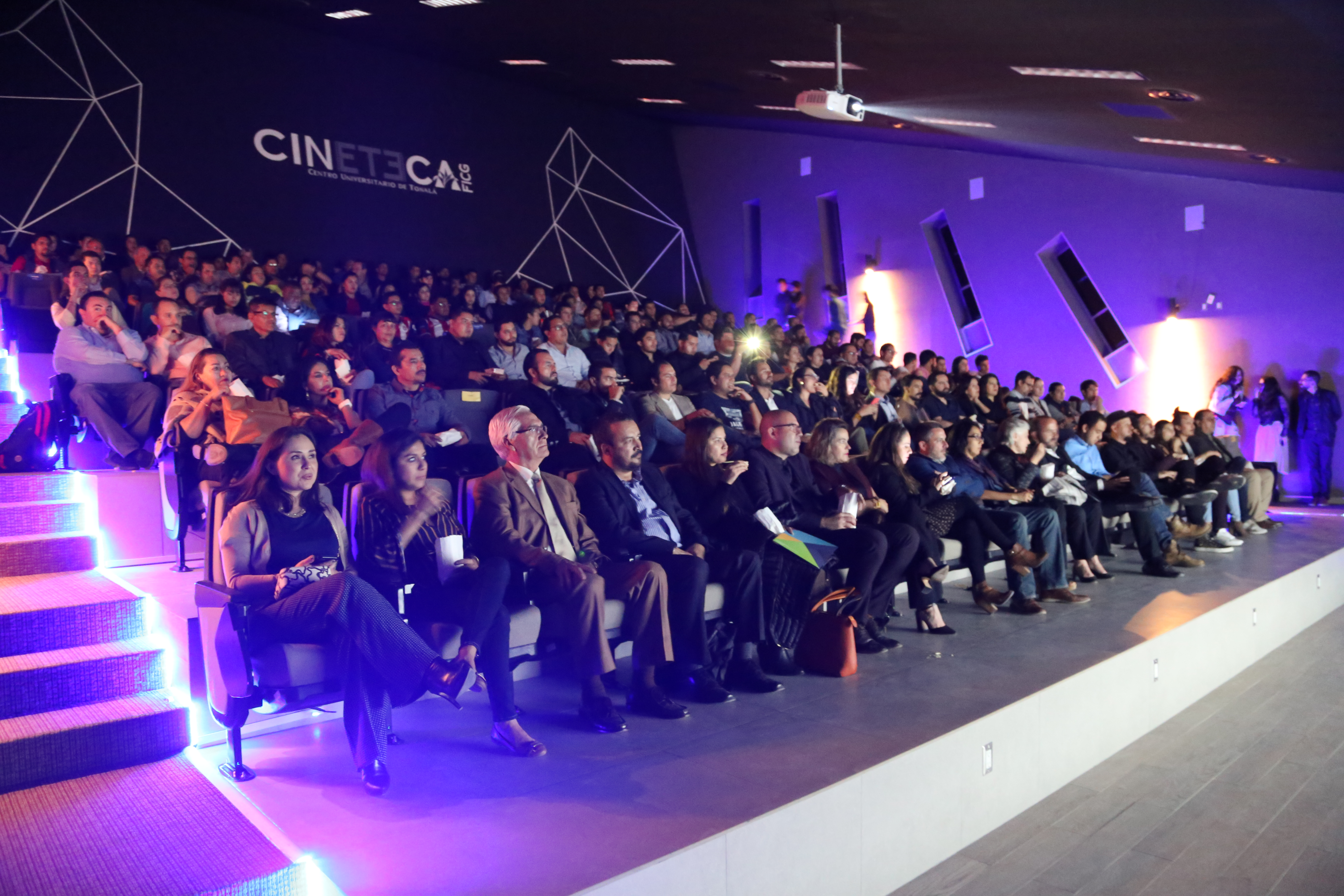 Con alfombra roja, el Centro Universitario de Tonalá inauguró la Sala de la Cineteca del Festival Internacional de Cine en Guadalajara – FICG y un cine al aire libre.