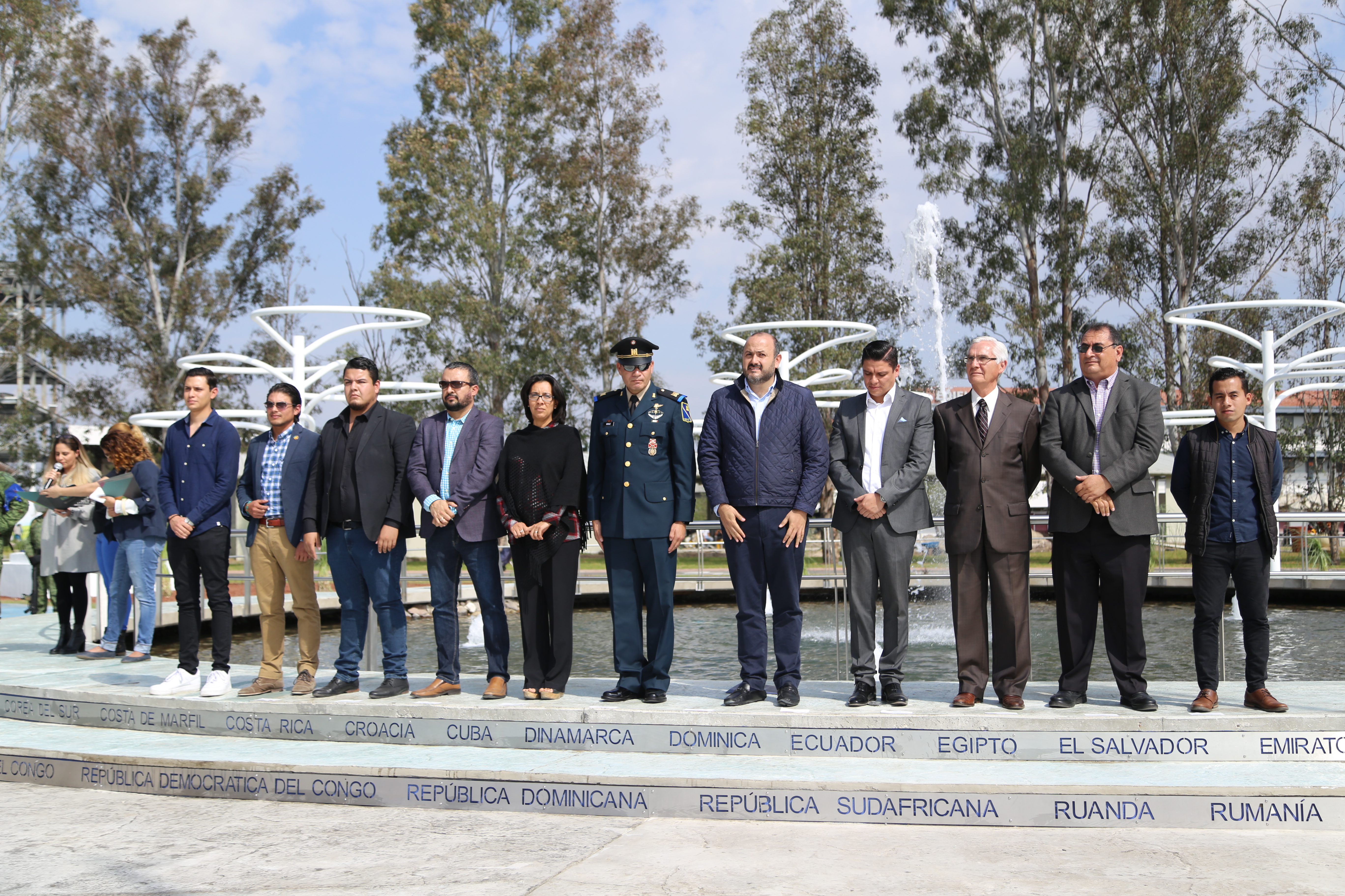 SE IZAN BANDERAS EN LA NUEVA PLAZA PARÍS DEL CUT 
