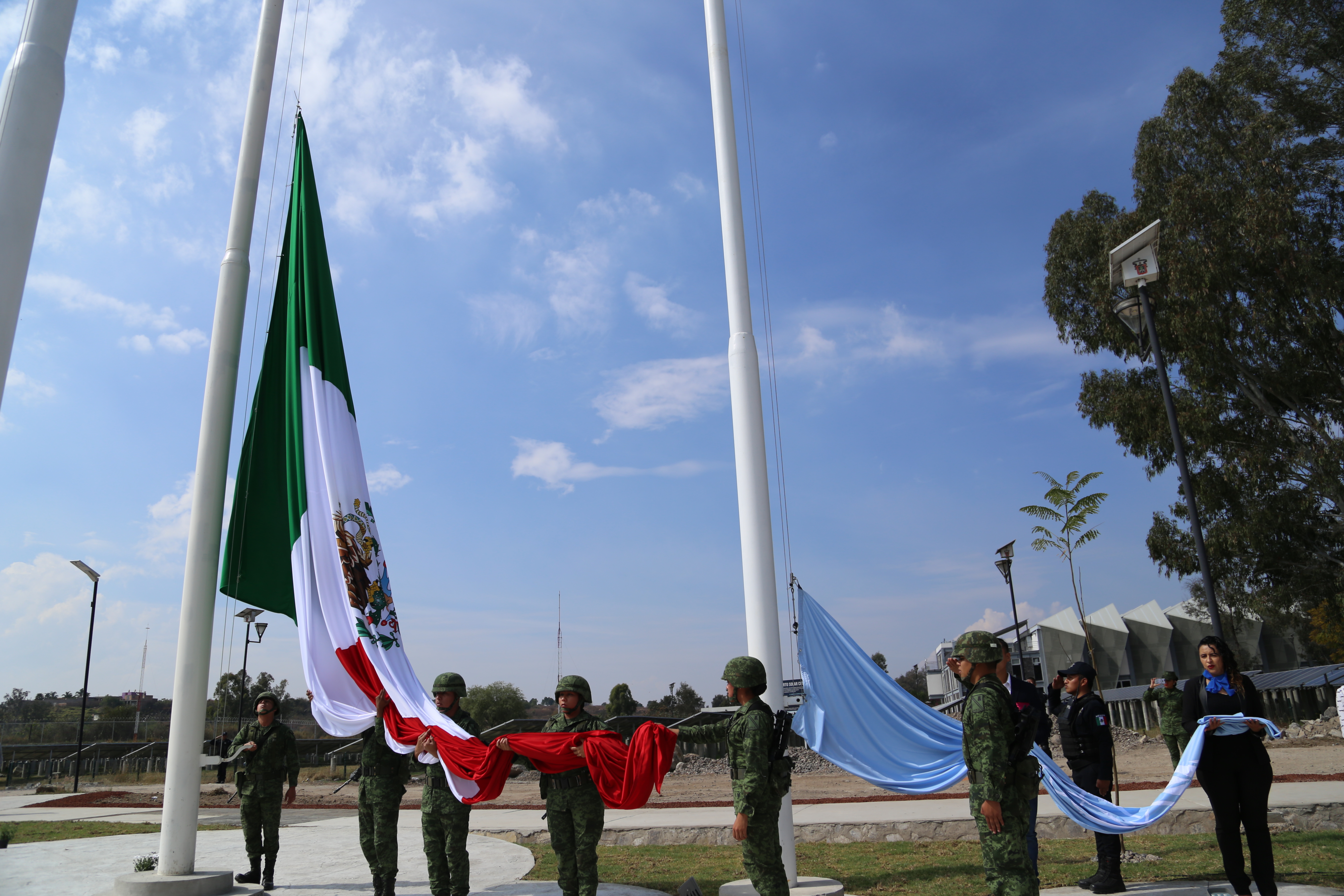 SE IZAN BANDERAS EN LA NUEVA PLAZA PARÍS DEL CUT 