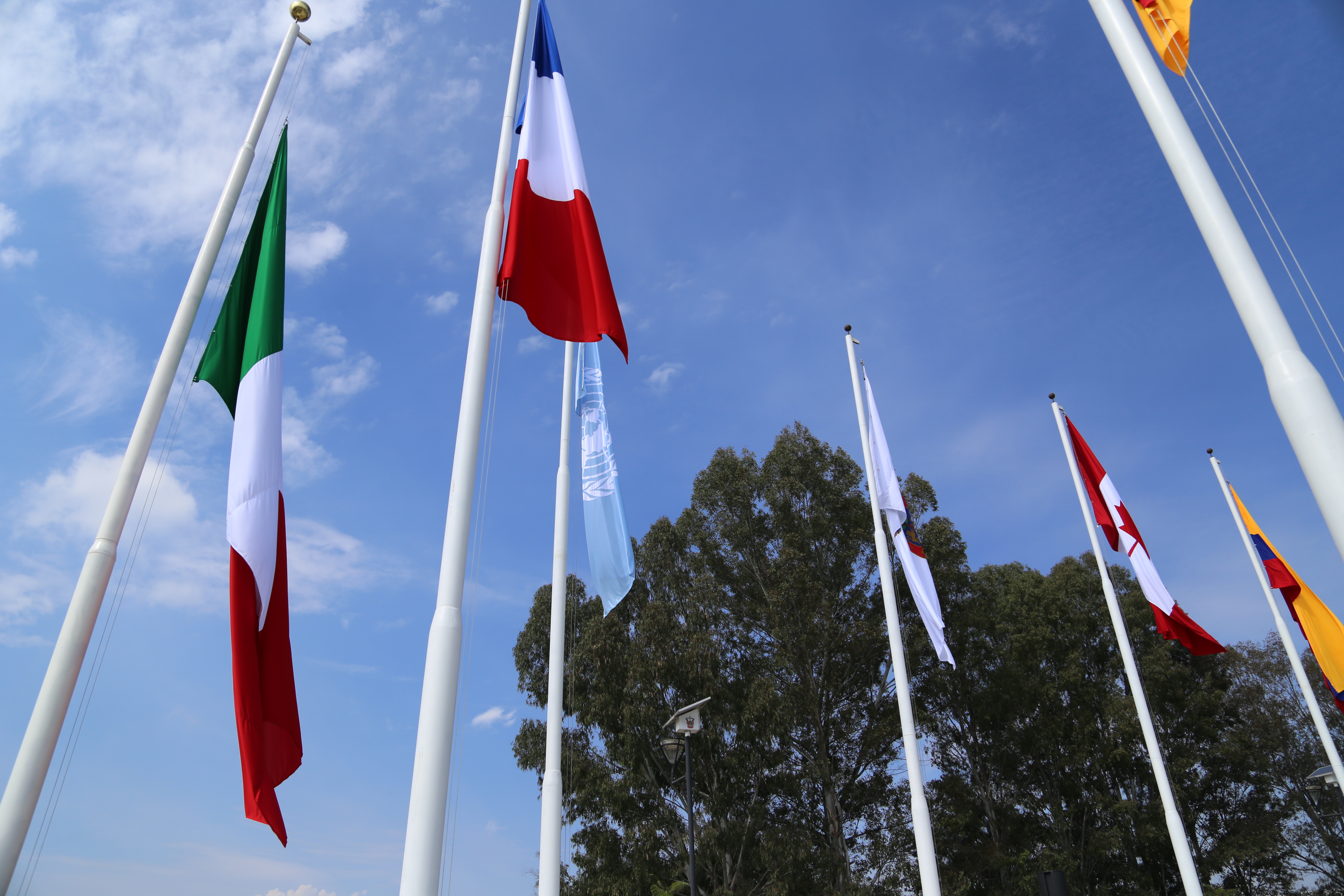 SE IZAN BANDERAS EN LA NUEVA PLAZA PARÍS DEL CUT 