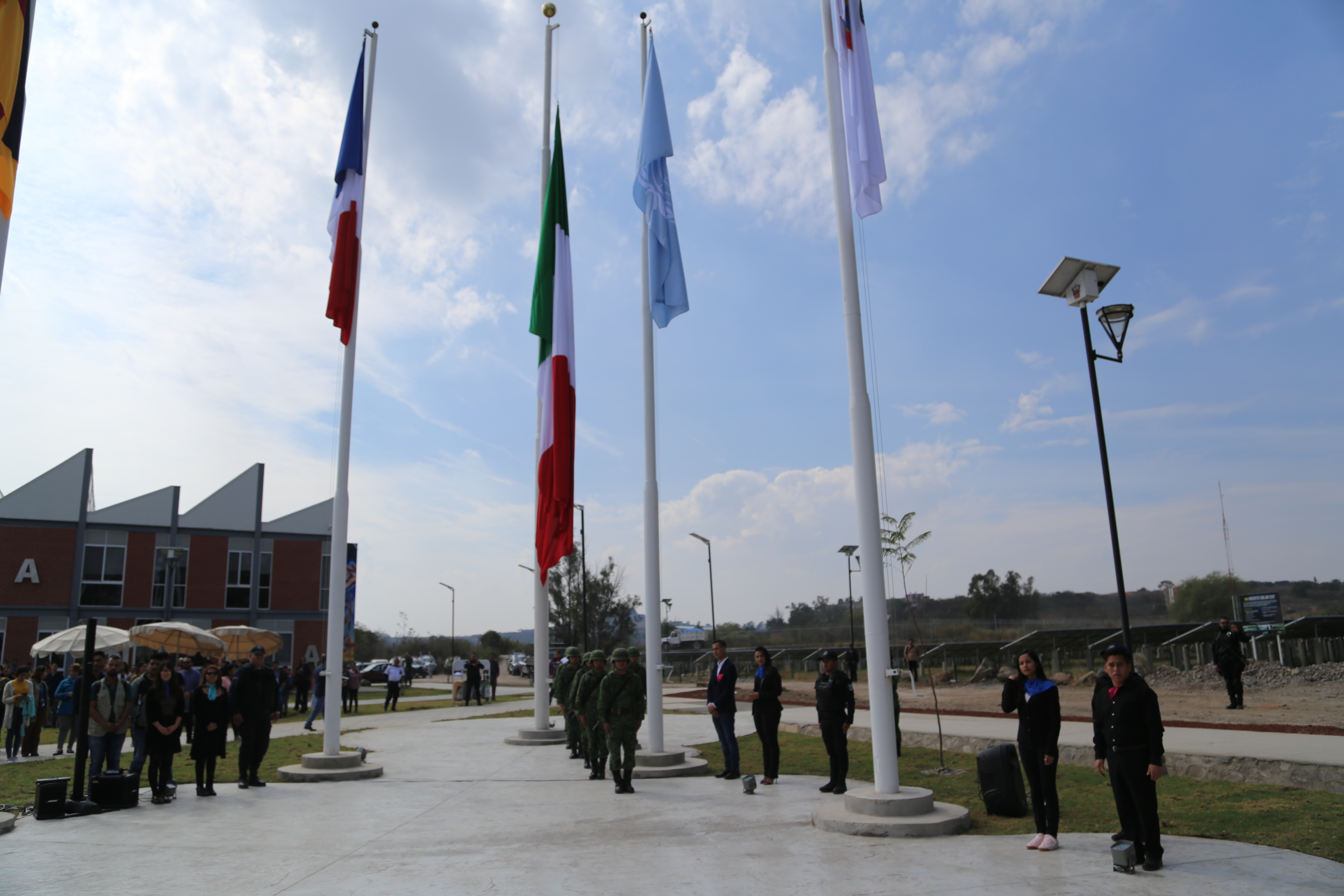 SE IZAN BANDERAS EN LA NUEVA PLAZA PARÍS DEL CUT 