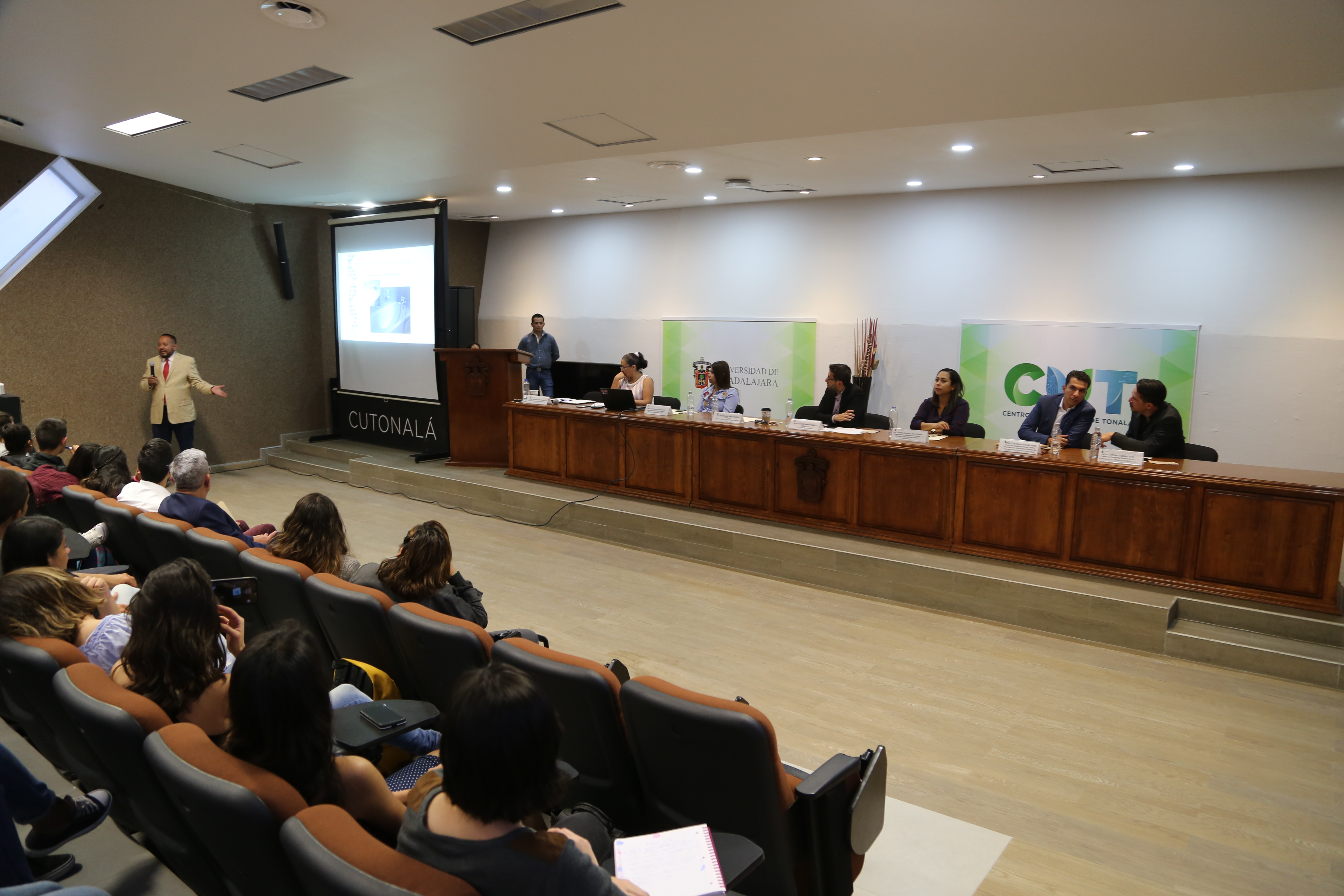 El viernes 22 de febrero, se dieron cita en el Centro Universitario de Tonalá especialistas y estudiantes de la primera y segunda generación de la Lic. en Ciencias Forenses para dialogar sobre las diferentes disciplinas de las Ciencias Forenses.
