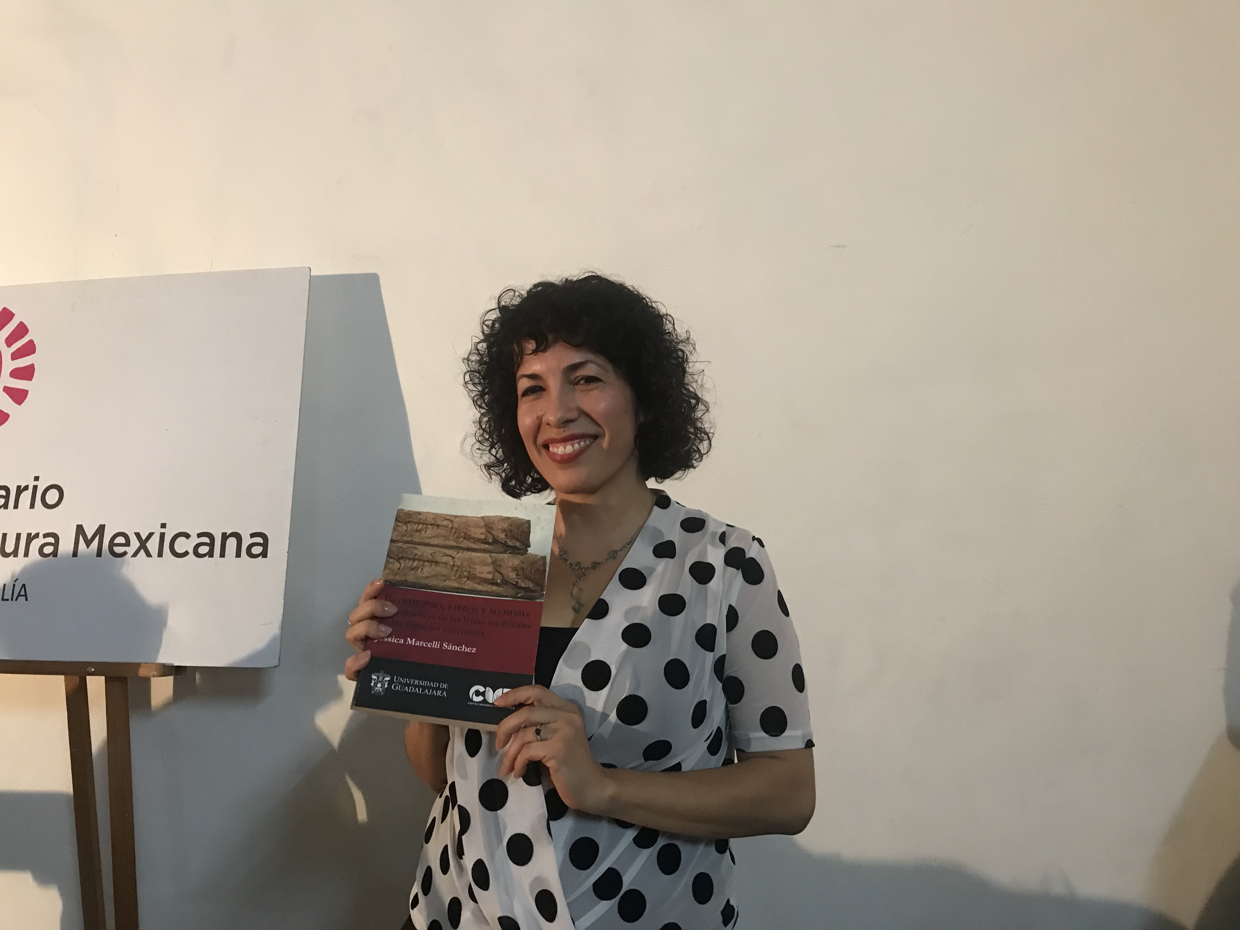Dra, Jessica Marcelli en la presentación de su libro