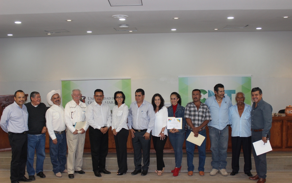 fotografía de autoridades junto con participantes