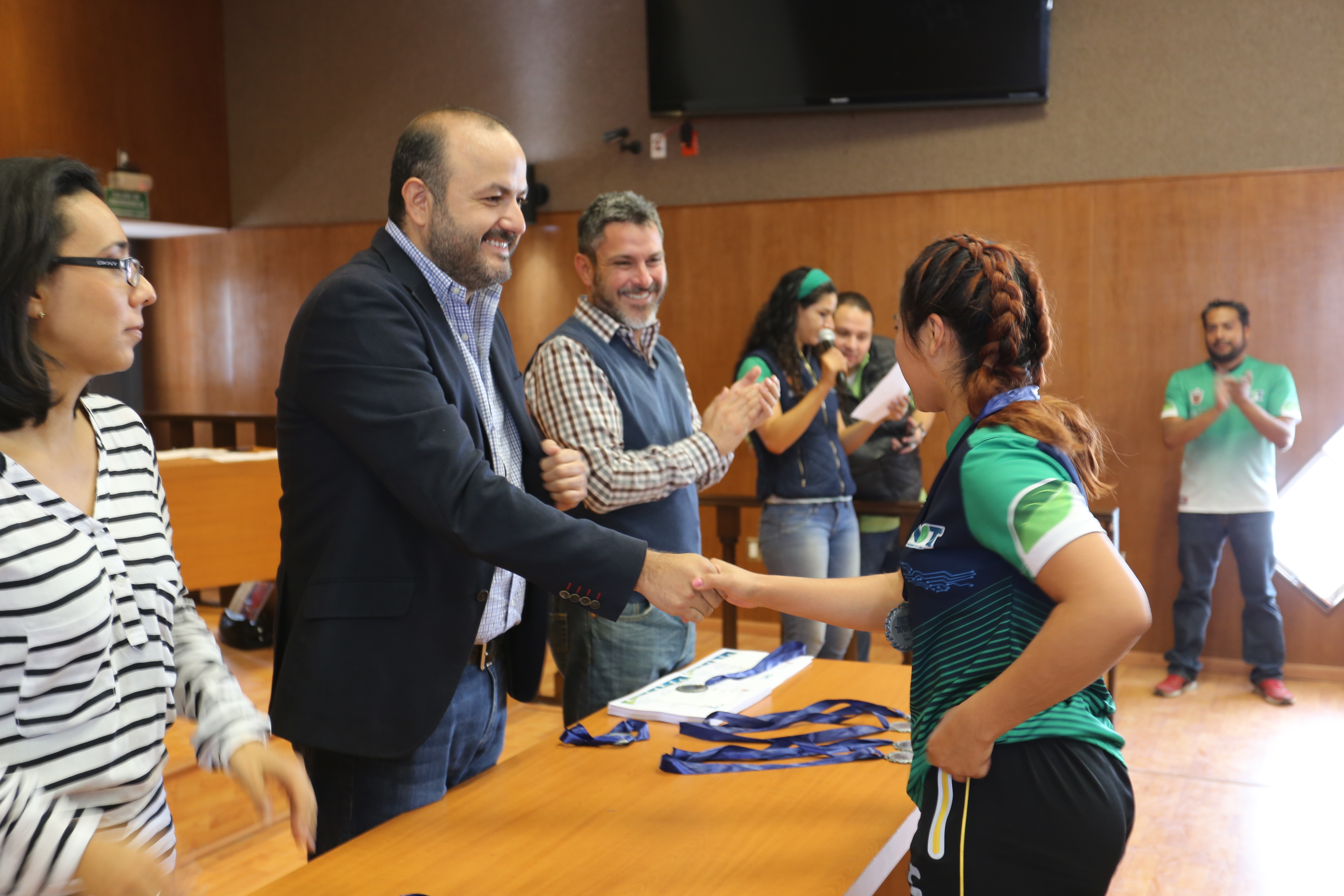 entrega de medallas a deportistas del centro universitario de tonalá