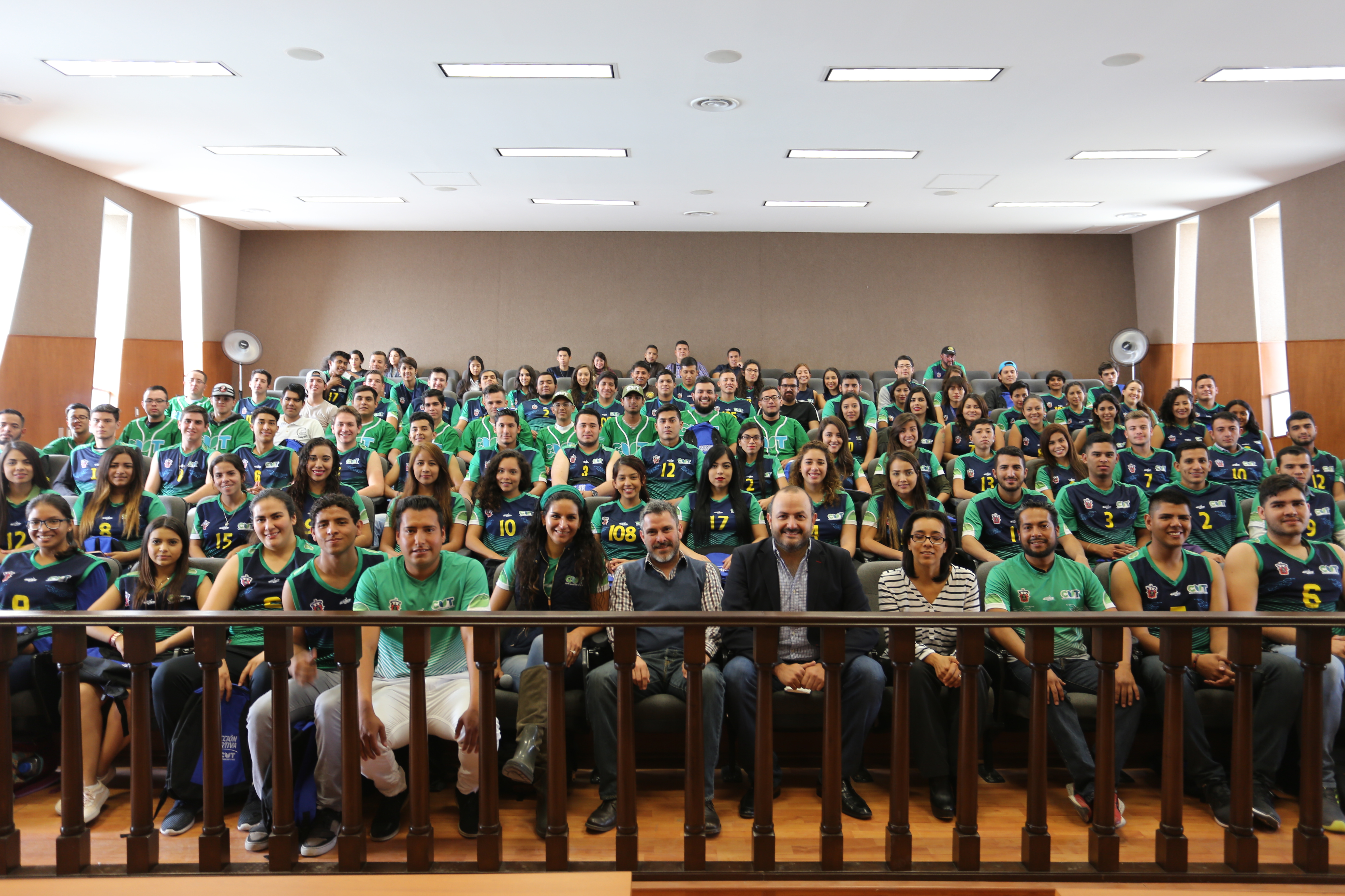 foto grupal de los deportistas del centro universitario de tonalá