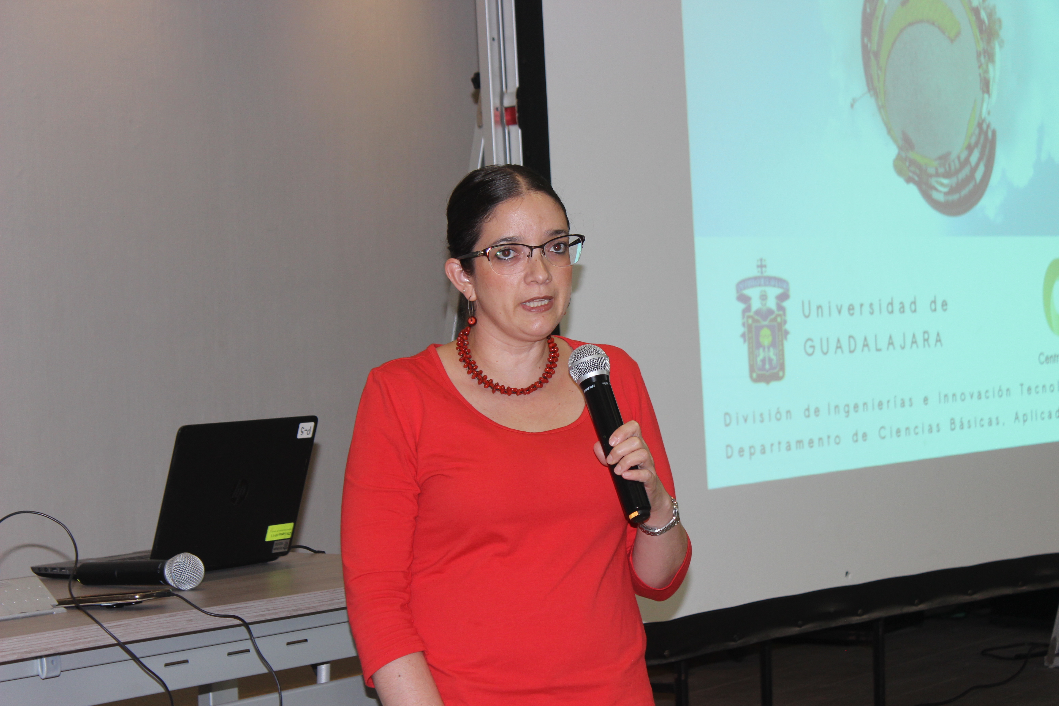 Inicio del Club de Astronomía, en foto la Dra. Rosa Martha Torres