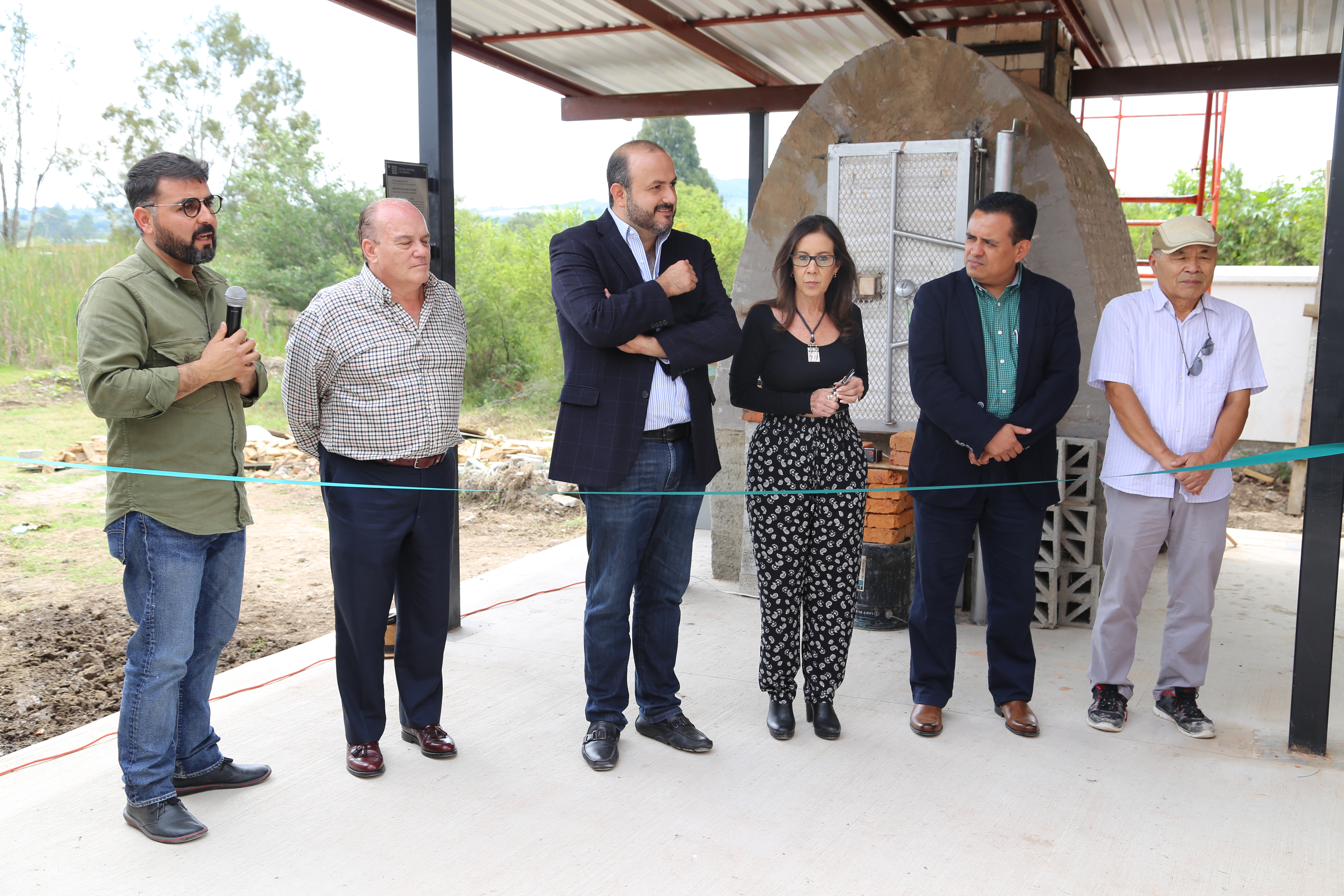 Construyen horno de leña sin humo en el Centro Universitario Tonalá.