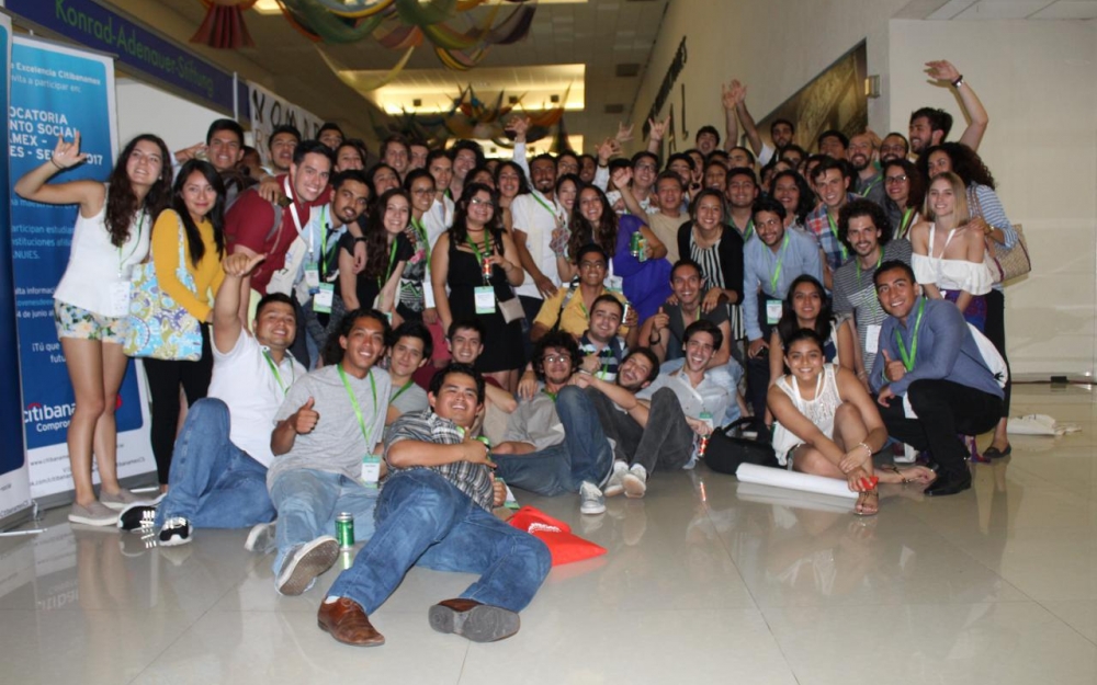Todos los egresados en una foto grupal