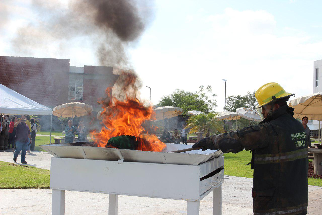 Incineración de la bandera nacional por deterioro.