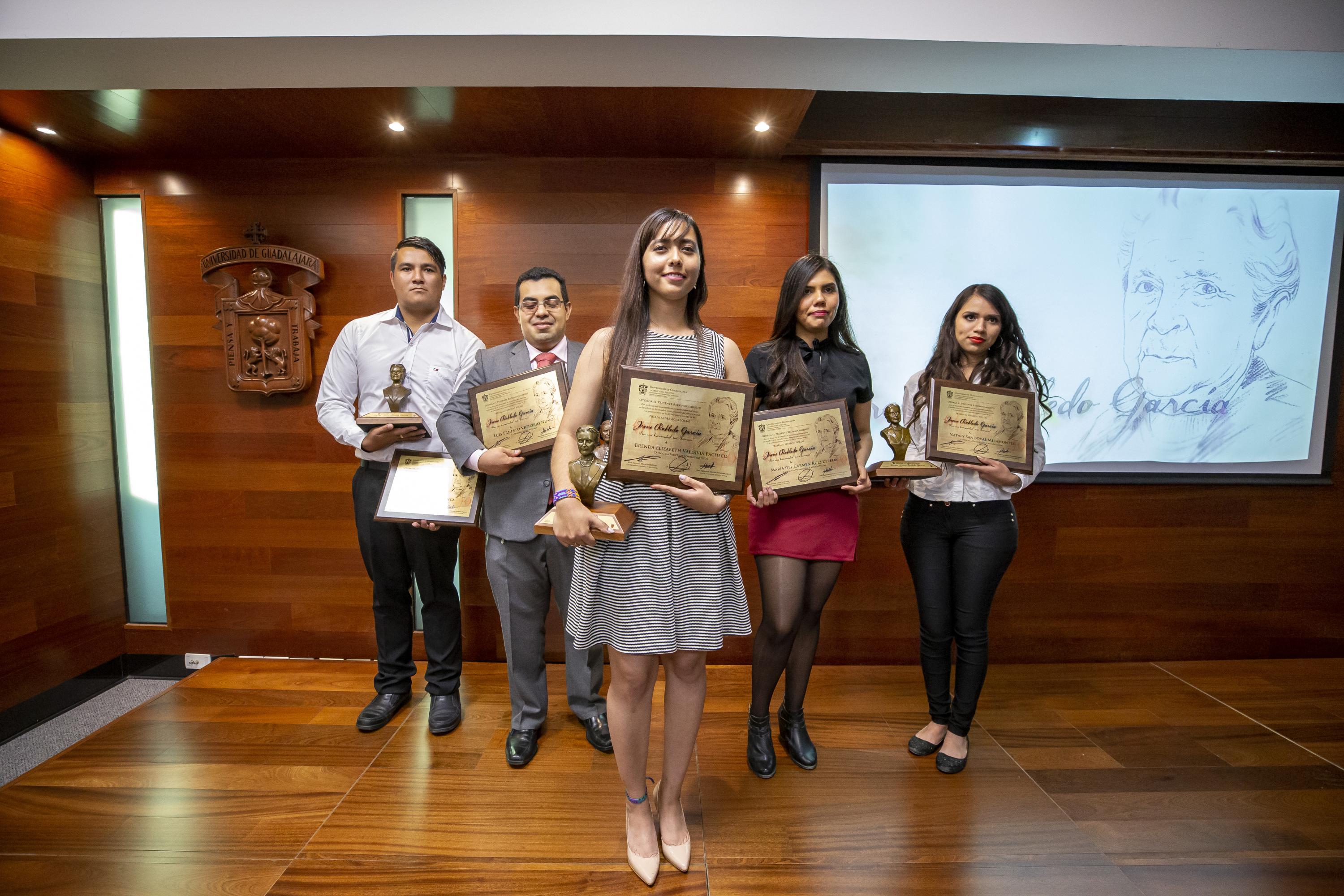 Egresados de Cutonala ganan presea Irene Robledo