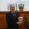 Dr. Nashaat Nassar con su reconocimiento