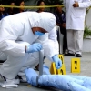 En la foto se muestra estudiante de Ciencias Forenses haciendo prácticas 